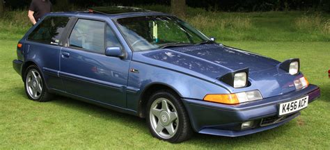 Volvo 480 con fari a scomparsa aperti
