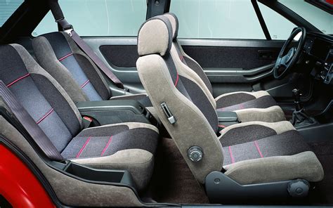 Interni della Volvo 480 Turbo con strumentazione aggiuntiva
