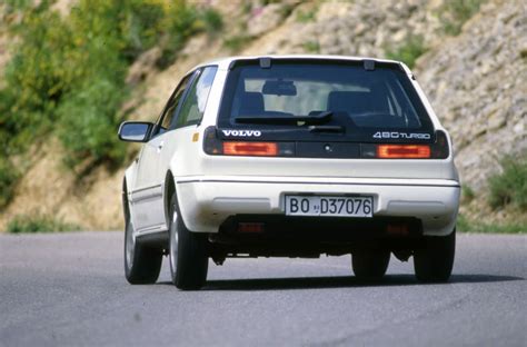 Volvo 480 parcheggiata in un contesto urbano
