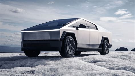 Tesla Cybertruck con design squadrato e futuristico