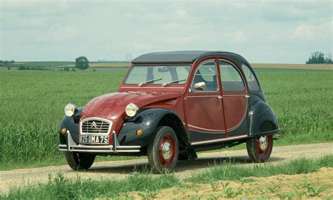 Citroën 2 CV in un contesto rurale