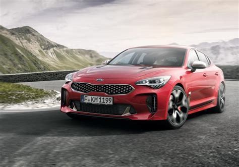 Kia Stinger vista di tre quarti anteriore