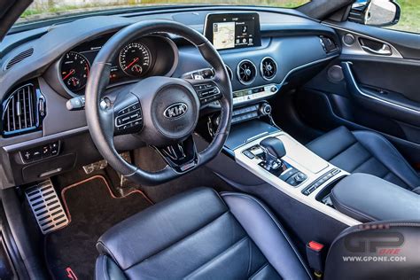 Interni della Kia Stinger con plancia e sedili in pelle