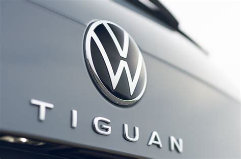 Logo Volkswagen sul frontale di una Tiguan