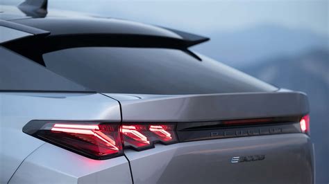 Dettaglio frontale Peugeot 3008 con nuova griglia e fari LED