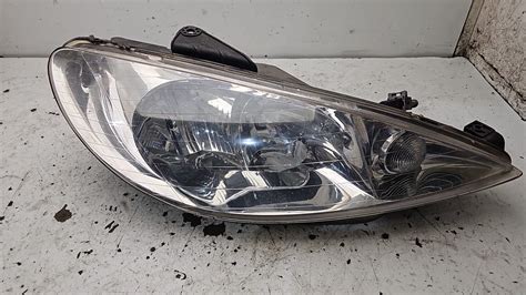 Dettaglio fari anteriori Peugeot 206