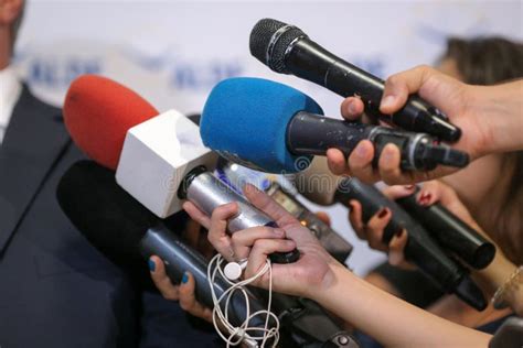 Giornalisti con microfoni e telecamere