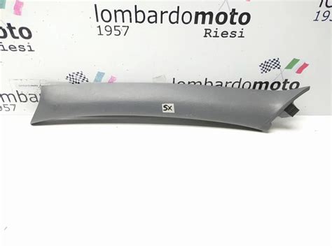 Scritta AIRBAG su montante interno auto
