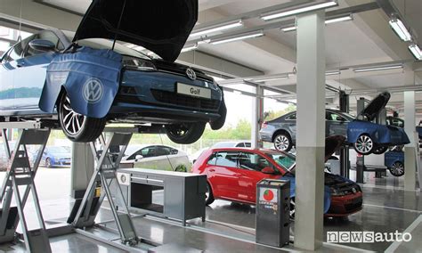 Automobile in officina Volkswagen