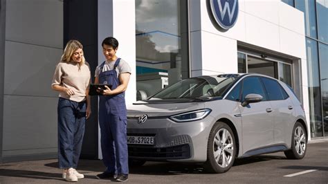 Interni di un'officina Volkswagen con personale specializzato