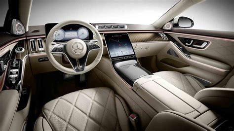Interni Mercedes-Benz Classe S 221 con volante e display