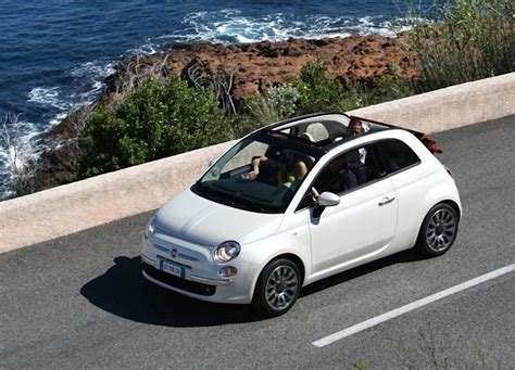 Fiat 500 cabriolet in una giornata di sole