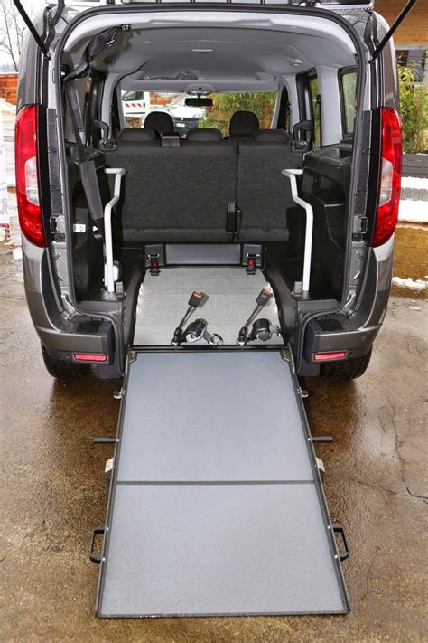 Interno di un Fiat Doblò allestito per trasporto disabili