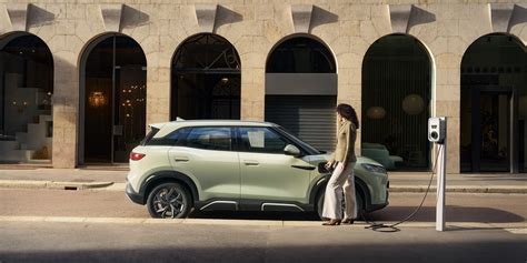 SUV elettrico in ricarica domestica
