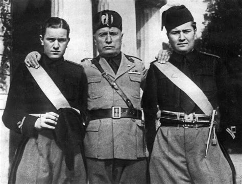 Fotografia di Marinetti in divisa fascista