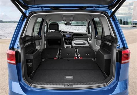 Interno Volkswagen Touran 2006 con sedili abbattuti