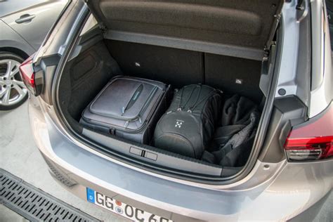 Opel Corsa bagagliaio aperto con valigie