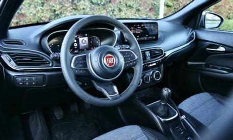 Interni della Fiat Tipo Cross con cruscotto digitale e schermo multimediale