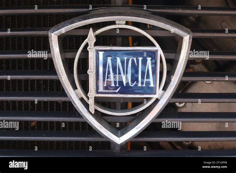 Badge posteriori Lancia Fulvia Coupé 1.3 S e fanali versione UK