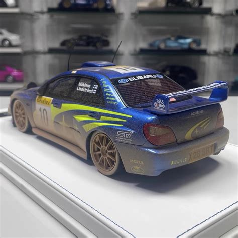 Modello radiocomandato Subaru Impreza WRC in azione su sterrato