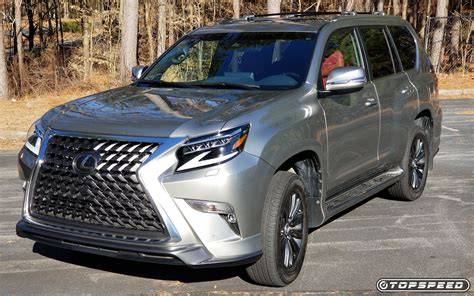 Lexus GX 460 frontale con nuova griglia e fari a LED