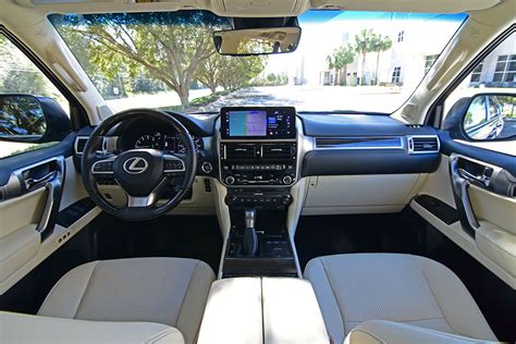 Interni Lexus GX 460 con nuovo volante e display del navigatore