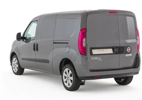 Fiat Doblo furgone su strada