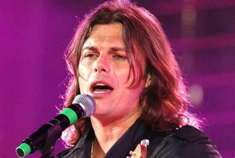 Gianluca Grignani sul palco dell'Ariston durante un'esibizione storica