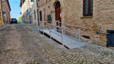 Tipi di adattamenti per veicoli per disabili (rampe, comandi manuali, sedili girevoli)