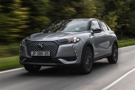 DS 3 Crossback E-Tense vista frontale con luci diurne verticali