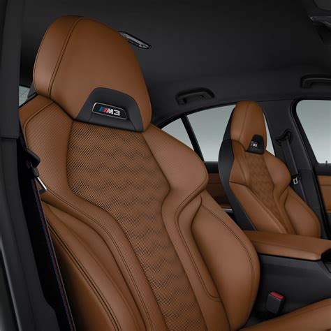 Interni di una BMW con finiture in pelle e inserti in legno pregiato