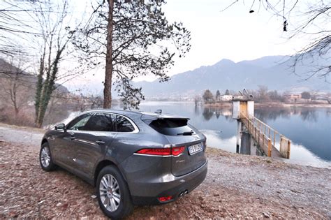 Jaguar F-Pace su strada