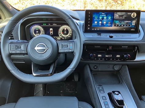 Nissan Qashqai in ambiente urbano con elementi grafici che evidenziano i sensori di sicurezza