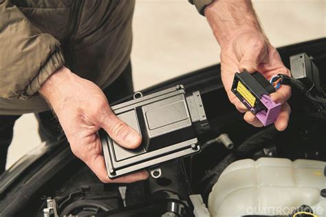 Componenti interni di una centralina Bluetooth per auto