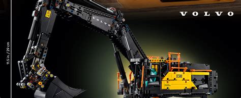 Giovani che costruiscono un modello LEGO Technic Volvo