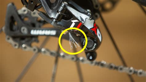Primo piano di un cavo frizione sfilacciato su una motocicletta