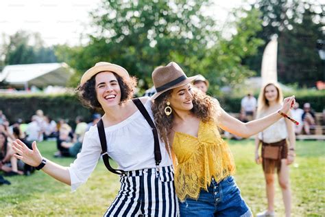 Immagine di persone che ballano il Lindy Hop al Summer Jamboree