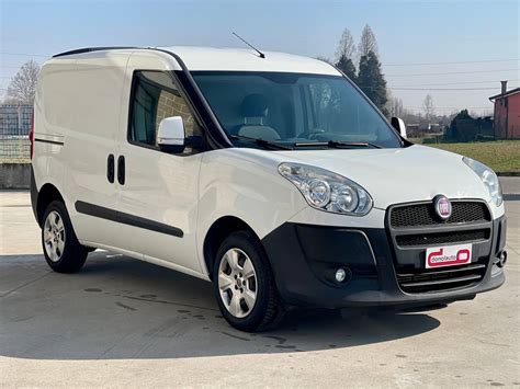 Carabinieri che bloccano un Fiat Doblò bianco