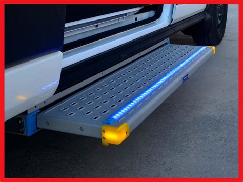 Gradino elettrico automatico su furgone