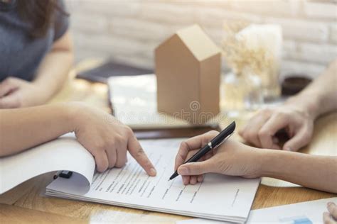 Concessionaria moto con cliente che firma un contratto