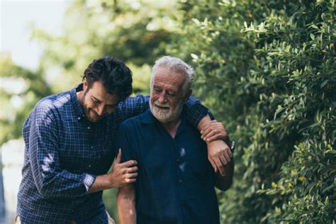 Padre e figlio sorridenti durante un'attività all'aperto