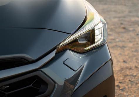 Subaru XV frontale con fari accesi