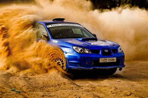 Subaru WRX STI in drifting su un tracciato sterrato