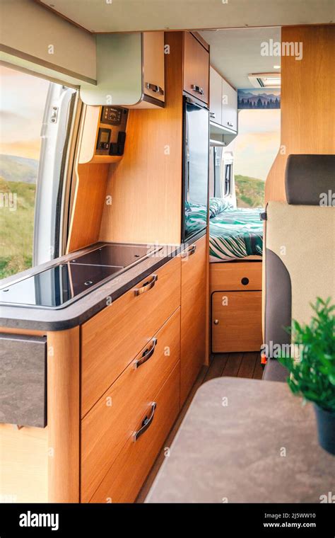 Interno di un camper con cucina e lavello
