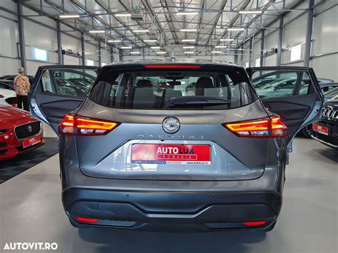 Nissan Qashqai parcheggiato di notte