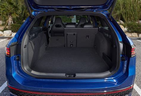 Vista interna del bagagliaio di una Passat SW con il piano di carico libero e il sistema di ancoraggio della tendina visibile