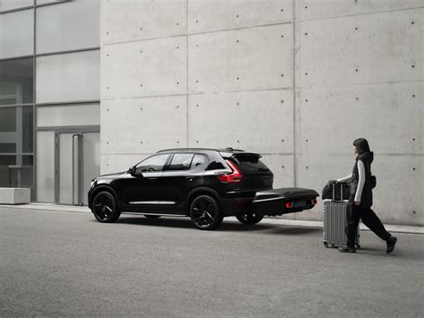 Volvo XC40 con bicicletta sul tetto, in un contesto naturale