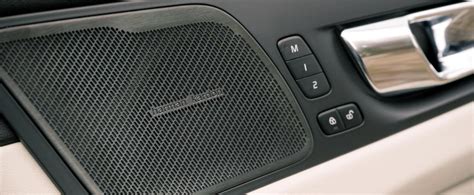 Panoramica dell'impianto audio Harman Kardon in una Volvo