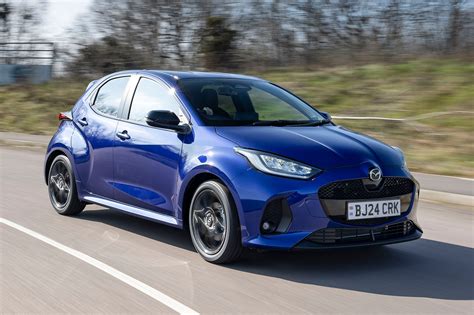 Mazda 2 Hybrid in ambiente urbano