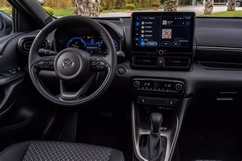 Interni della Mazda 2 Hybrid